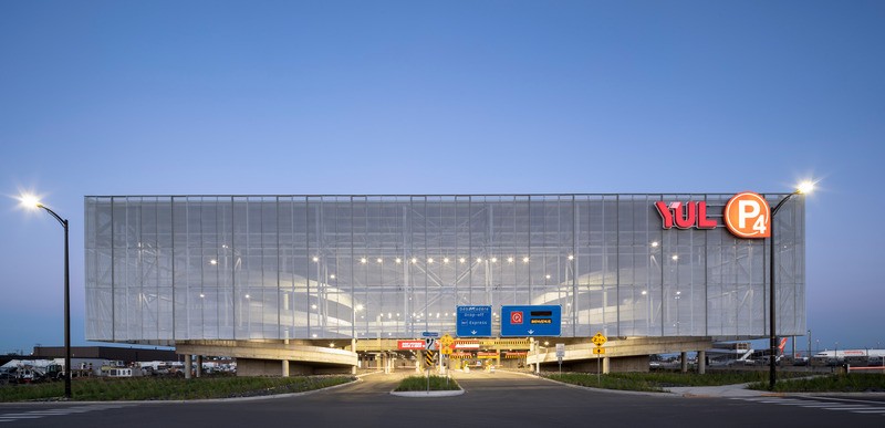 La fonction s'unit à l'art pour la durabilité: à YUL Aéroport international Montréal-Trudeau, le stationnement étagé P4 accueille un monde en mouvement.