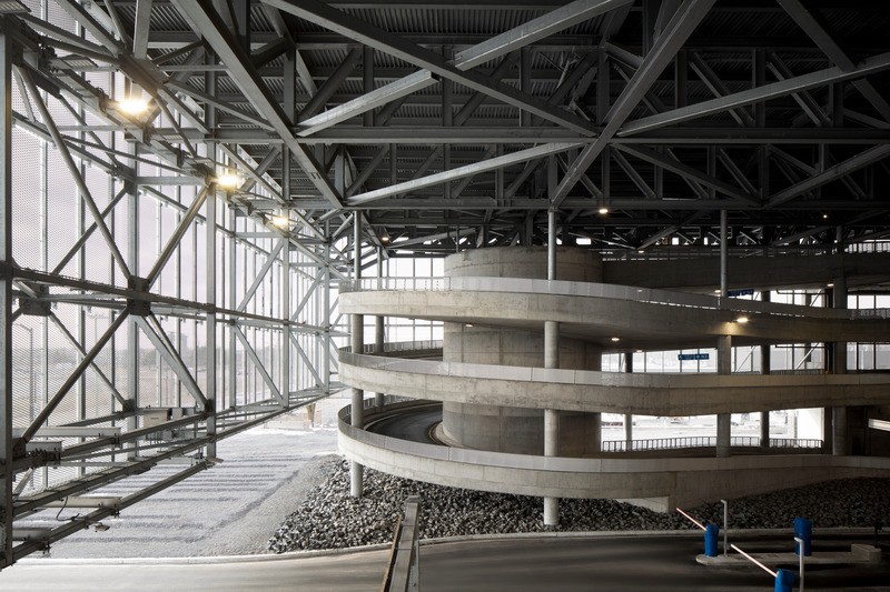 Le parking forme une imposante structure de 76 m de large, 21 m de haut et 372 m de profondeur.