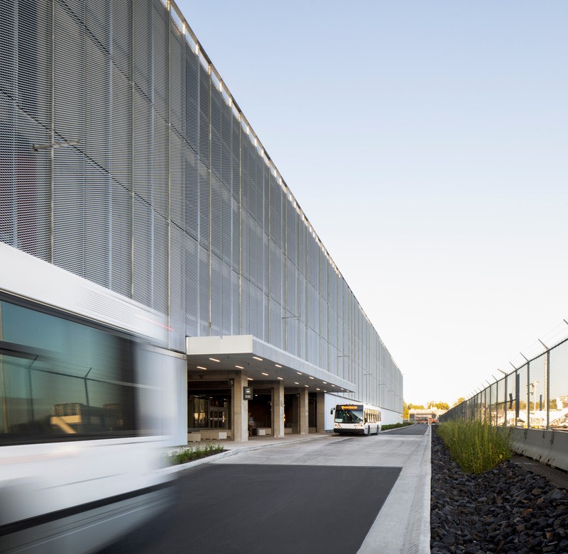 Le stationnement P4 se distingue par son enveloppe en aluminium perforé qui allie expression artistique, protection climatique et ventilation naturelle.