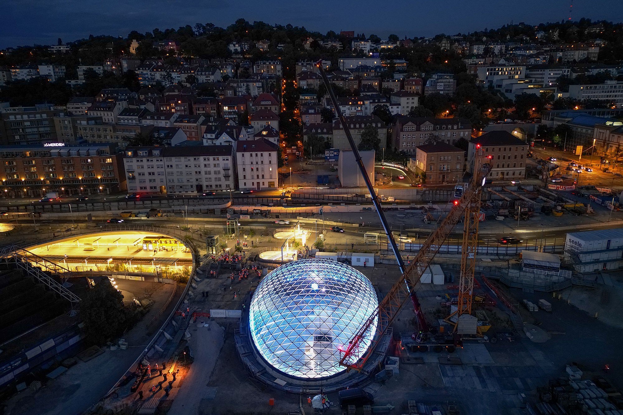 Avec l’achèvement de l’impressionnante structure en treillis, le projet « Stuttgart 21 », longtemps confronté à de multiples difficultés, vient de franchir une étape décisive.