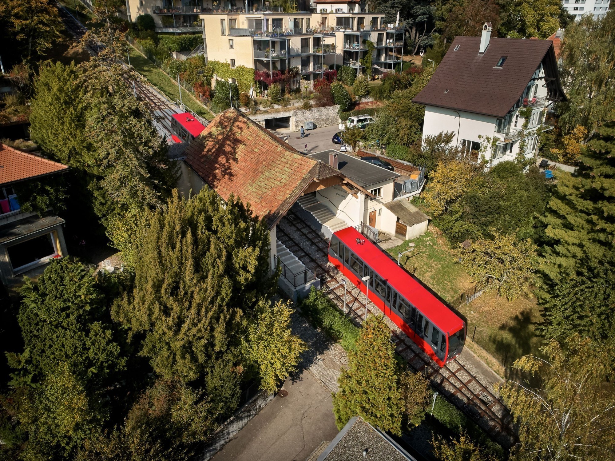 Vue sur une station intermédiaire du funiculaire de L'Evilard. La ville de Bienne prévoit d'aménager une zone de rencontre près de la station inférieure.