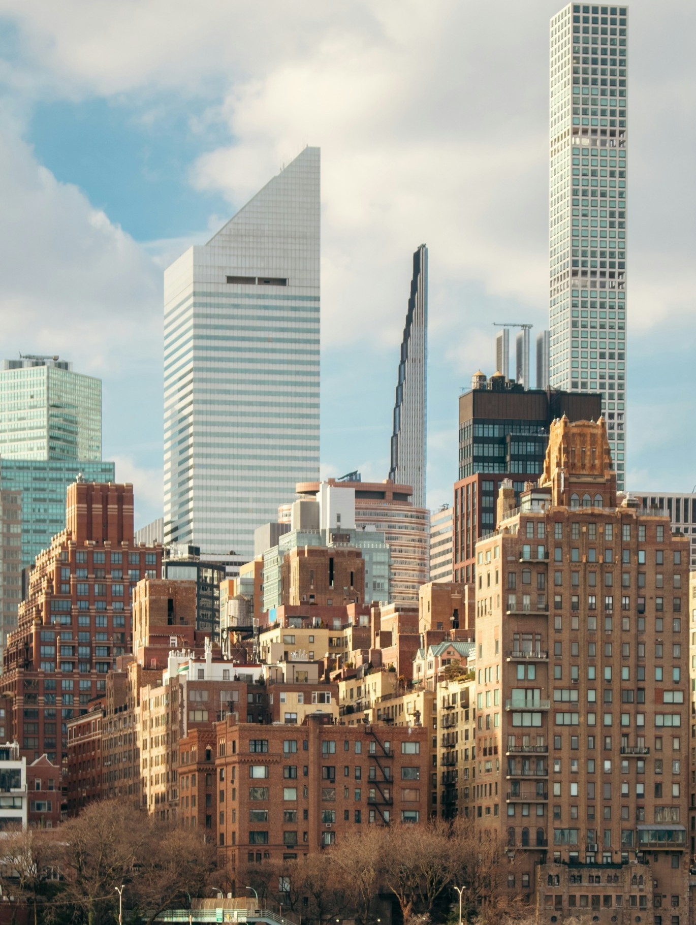 Derrière la façade du gratte-ciel Citigroup Center, haut de 279 m (tour blanche, au centre gauche de l'image), se cachait un problème statique fatal lors de son achèvement en 1977.