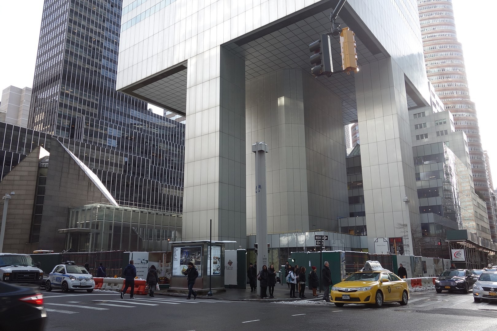 Ce colosse se distingue par une solution architecturale particulière : les piliers en acier sont positionnés au centre de chaque façade, tandis que les angles restent « en suspension ».