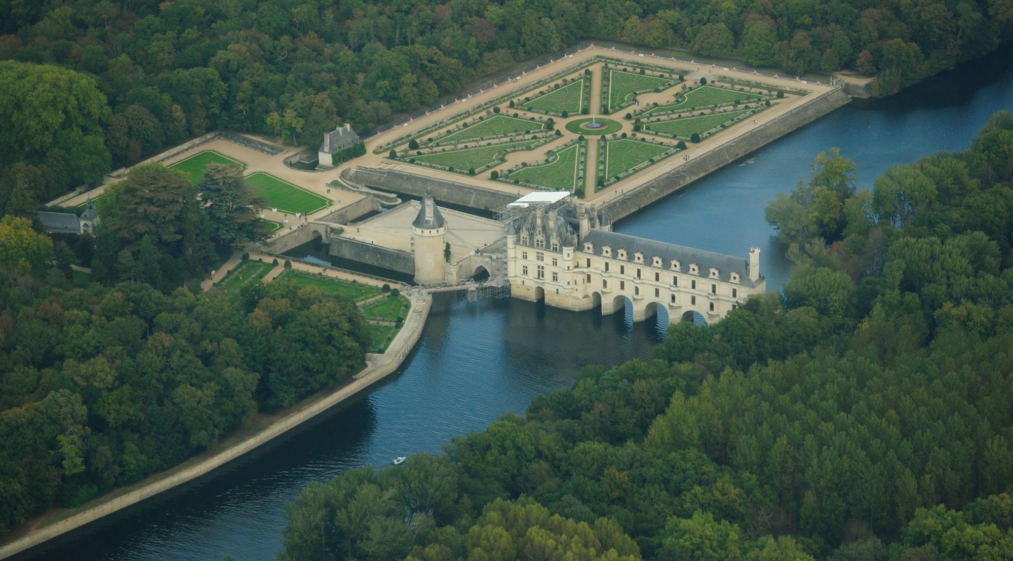 Une sécheresse extrême suivie de fortes pluies ont fortement endommagé la structure du château de Chenonceau.