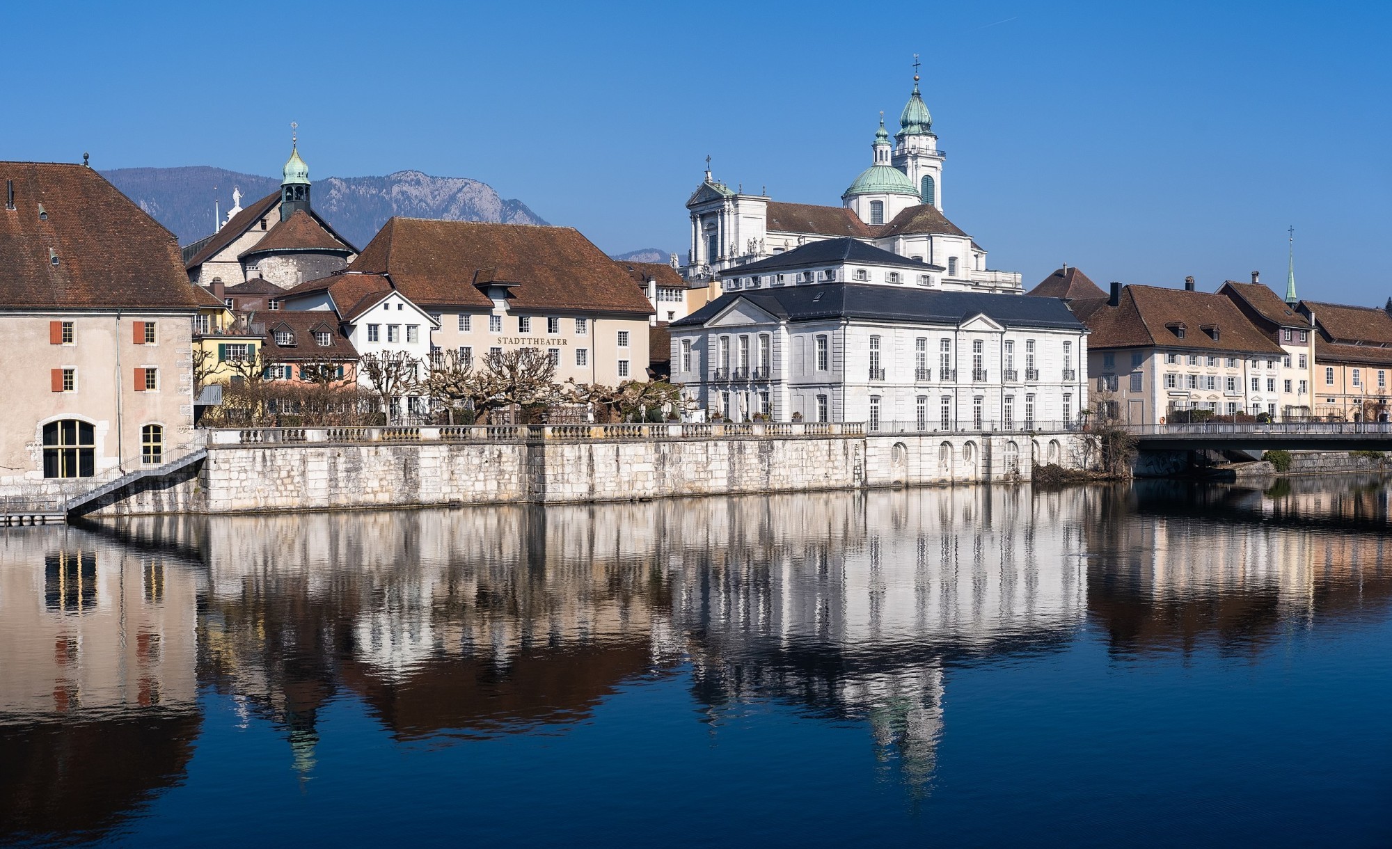 Patrimoine suisse s’oppose à un projet d’installation solaire dans la vieille ville de Soleure, car il pourrait compromettre l’harmonie architecturale d’un site classé d’importance nationale.