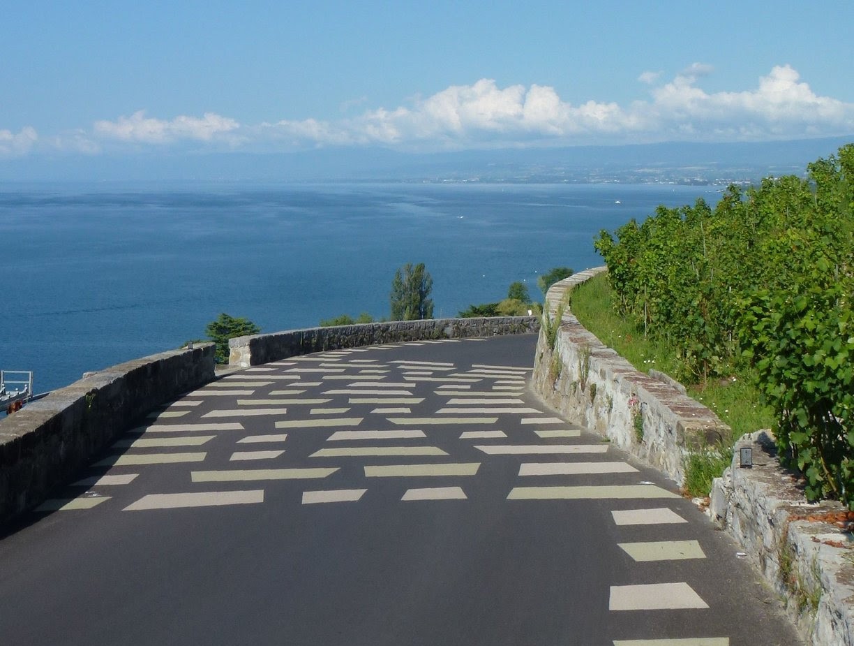 Lavaux teste des mesures pour favoriser le partage de la route, comme en témoignent les marquages colorés récemment tracés sur la Petite Corniche.