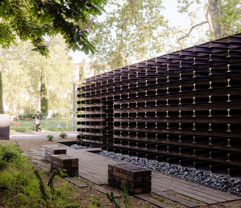 Inauguré le 26 janvier 2025 sur la place Carnot à Lyon, le Mémorial de la Shoah, aussi nommé « Les Rails de la Mémoire », a été dévoilé à la veille du 80e anniversaire de la libération du camp d’Auschwitz.
