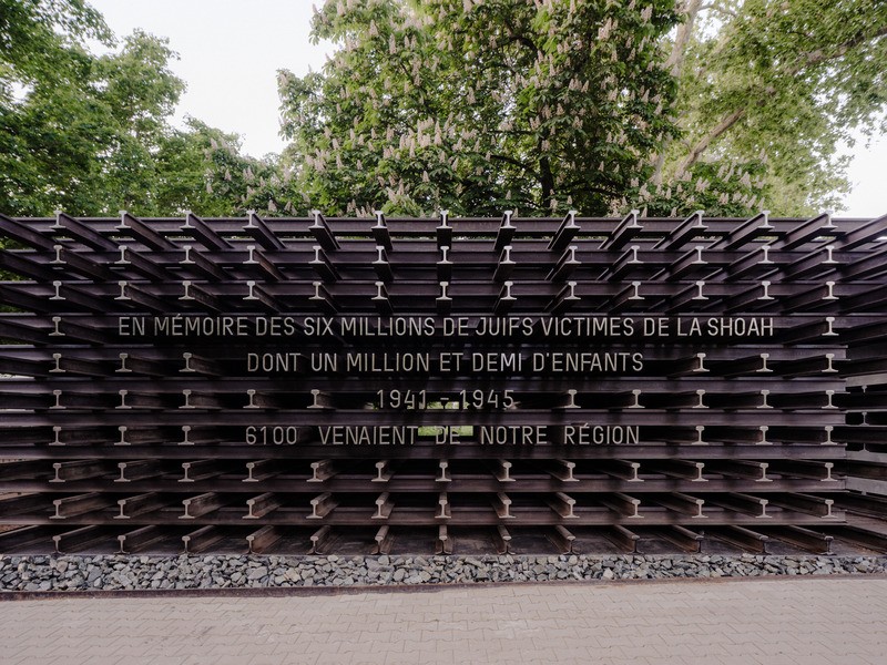 L'emplacement se situe près de la gare de Perrache d'où sont partis les convois de transfert vers Drancy et le convoi n°78 qui partit directement pour Auschwitz-Birkenau, le 11 août 1944.