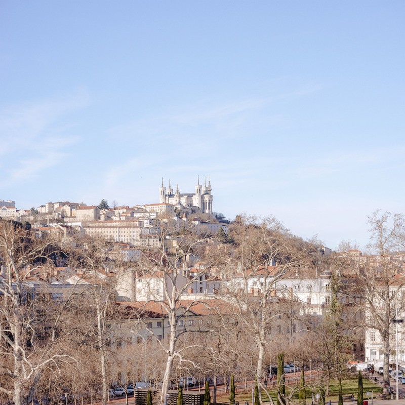 Considérée comme la capitale de la Résistance durant la guerre, Lyon est aussi la ville du procès de Klaus Barbie, premier procès tenu en France pour crimes contre l’humanité, où l'ancien nazi fut notamment jugé pour la rafle des 44 enfants juifs d’Izieu