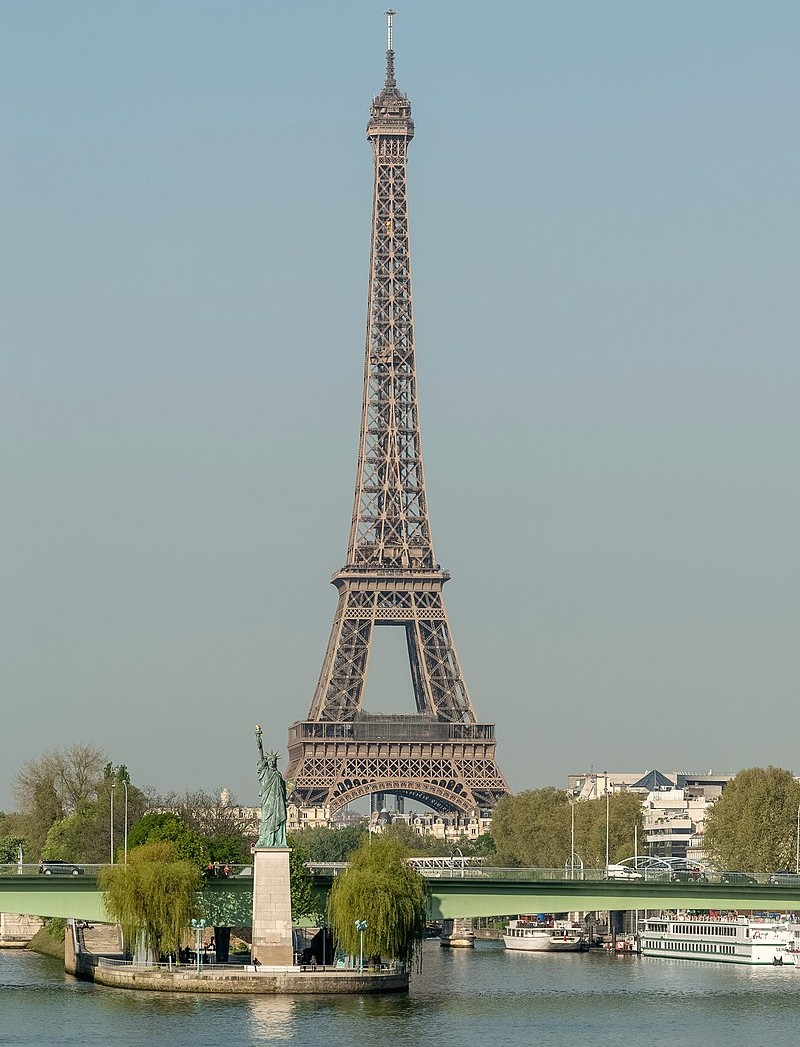 Lorsque le soleil tape sur la tour Eiffel, sa hauteur change.