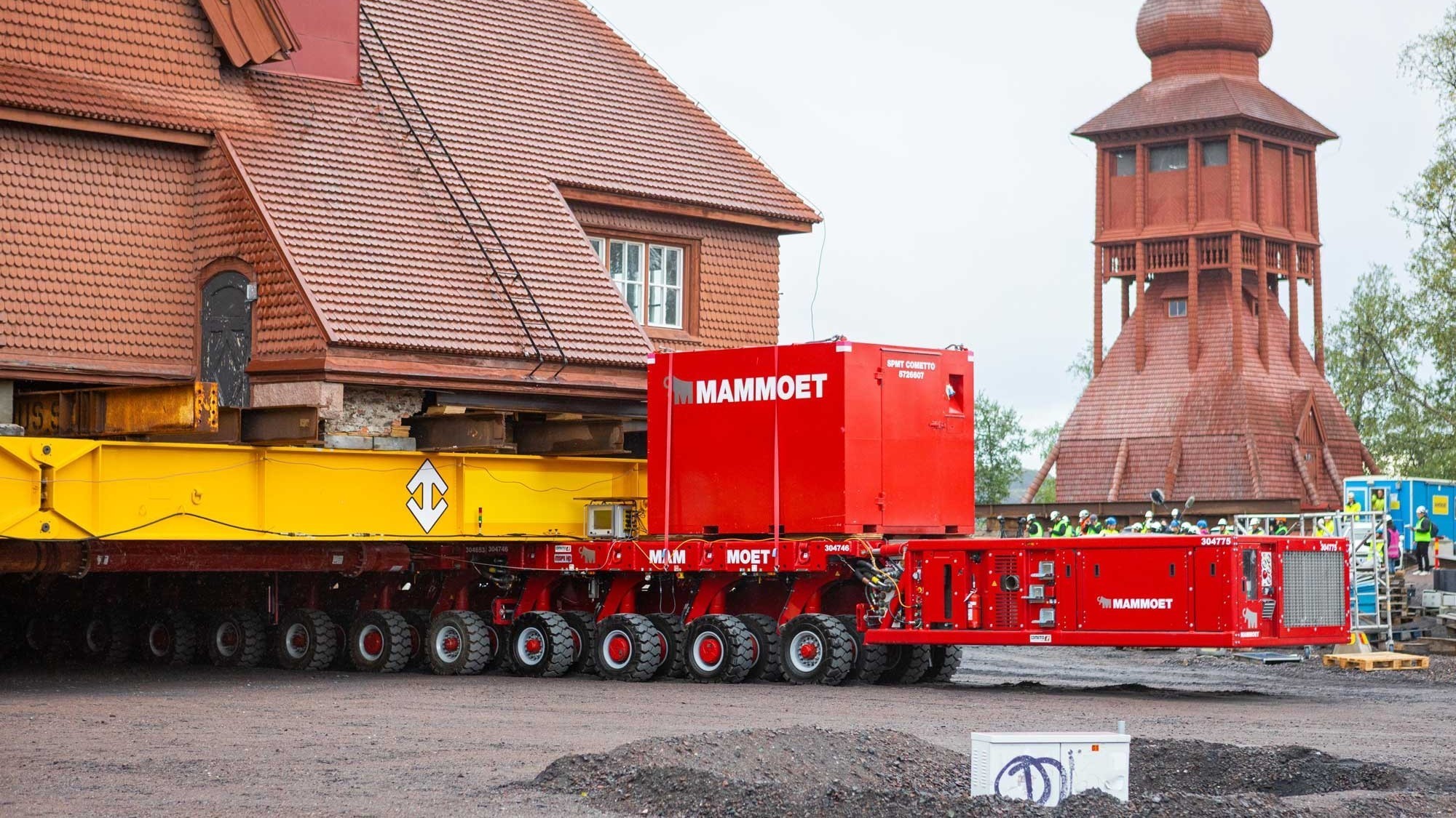 Pour cette manœuvre, le bâtiment pesant plusieurs tonnes a d'abord été soulevé de 1,3 m et placé sur des poutres en acier soutenues par deux trains à 28 essieux appelés « Self-Propelled Modular Transporters » (SPMT).
