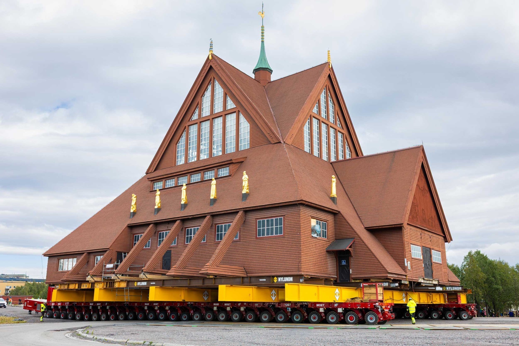 Ensuite, l'église a été déplacée vers son nouvel emplacement à une vitesse maximale d'un kilomètre par heure.