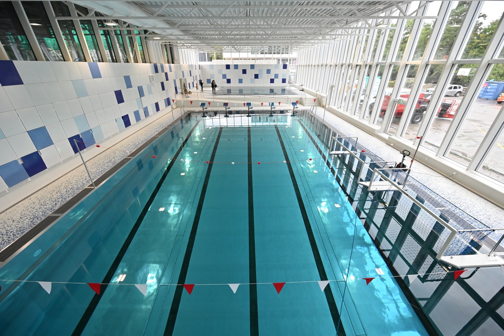 La piscine du Rochet est équipée d'un plongeoir de 3 m et d'un autre de 1 m.