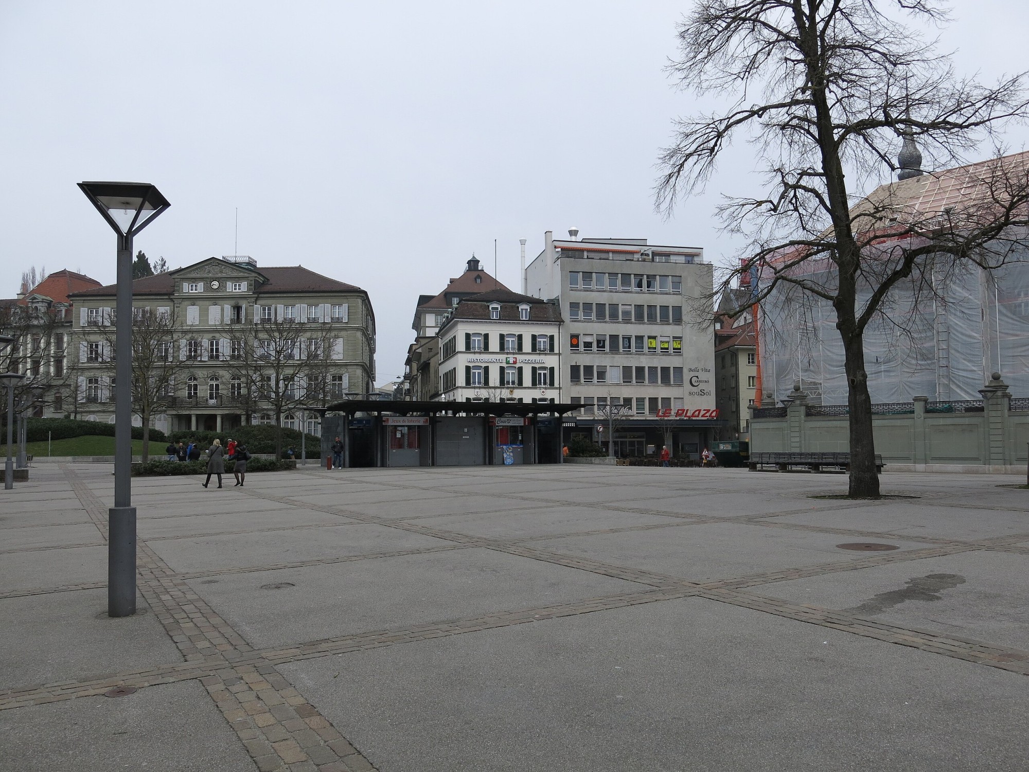 Fribourg entame un chantier de plusieurs semaines pour réaménager le secteur sud de la place Georges-Python. Ce projet vise à transformer cet espace en un lieu public accueillant et verdoyant.