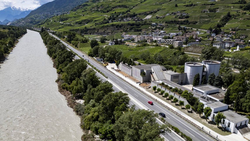 La station d’épuration de Noës (VS) est en cours de réactivation après les inondations de 2024, avec deux tiers du système déjà remis en service, bien que le traitement ne soit pas encore complet.
