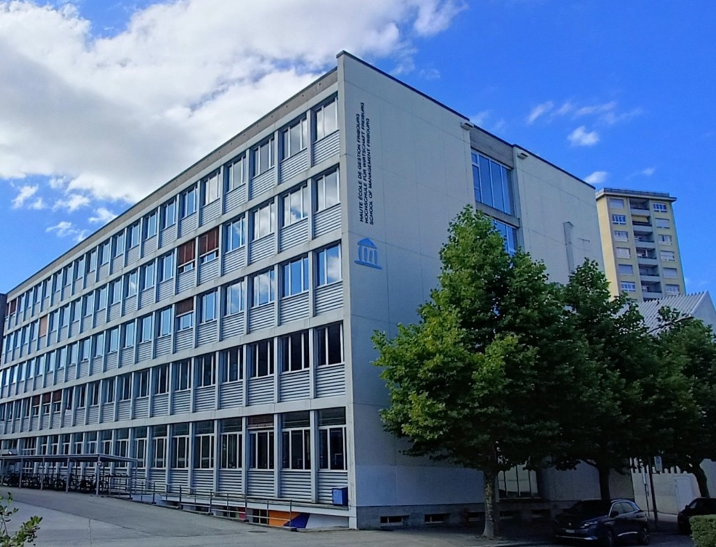 L’exécutif du canton de Fribourg a engagé une rénovation complète du bâtiment en sélectionnant, via un concours d’architecture, le projet jugé le plus adapté.