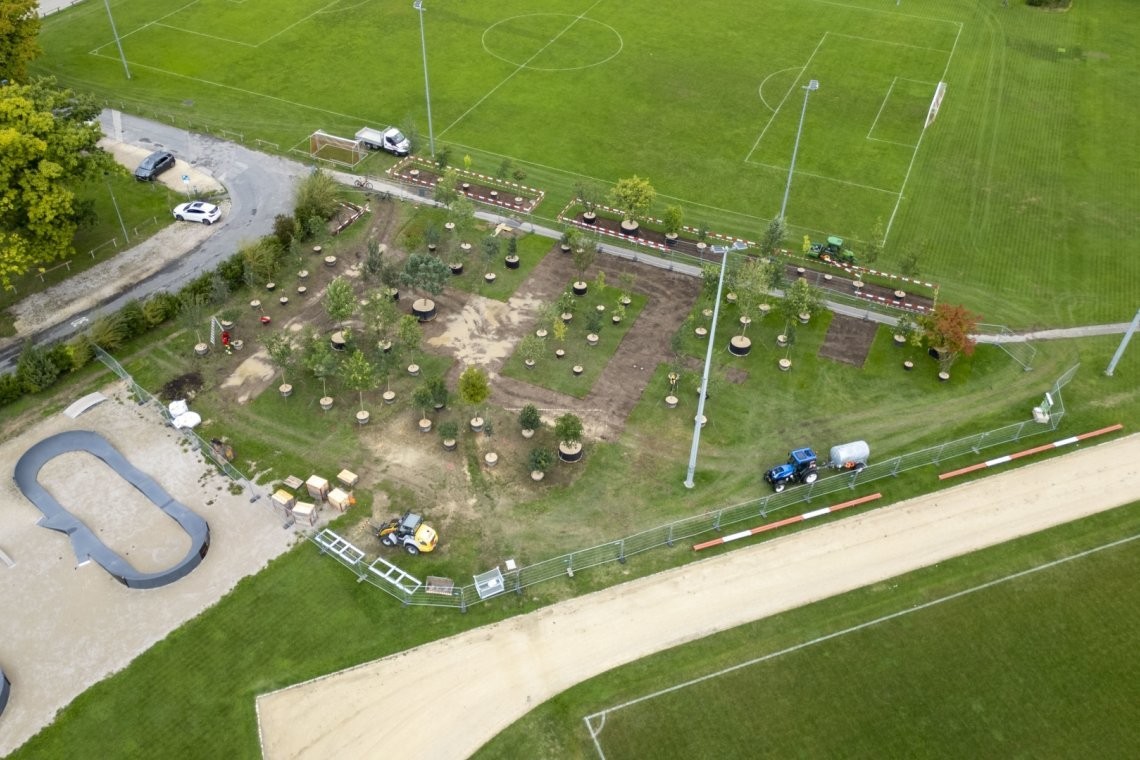 La pépinière urbaine est à la fois un espace de promenade et un lieu de vente pour les propriétaires. 83 arbres, choisis pour leur résistance aux changements climatiques et leur diversité, y sont présentés en carrés thématiques pour aider les visiteurs da