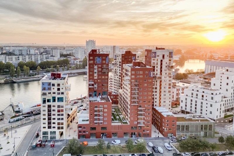 Une nouvelle silhouette urbaine pour Ivry-sur-Seine et ses rives. La finesse des tours, la modulation des hauteurs et la perméabilité des volumes offrent de meilleures vues, multiplient les orientations et enrichissent la diversité typologique des logemen