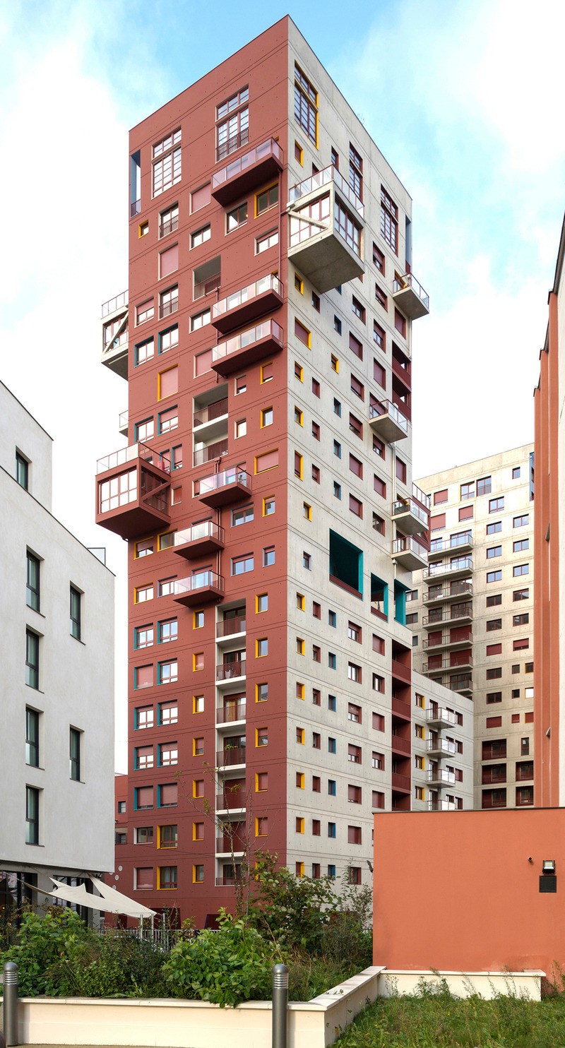 Avec ses dimensions en plan de 13,5 x 16,5 m, la tour de logements sociaux est à la fois la plus haute et la plus élancée des cinq bâtiments.