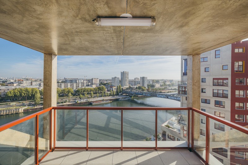 Vue sur la Seine depuis l’intérieur d’un Plug (balcon fermable).