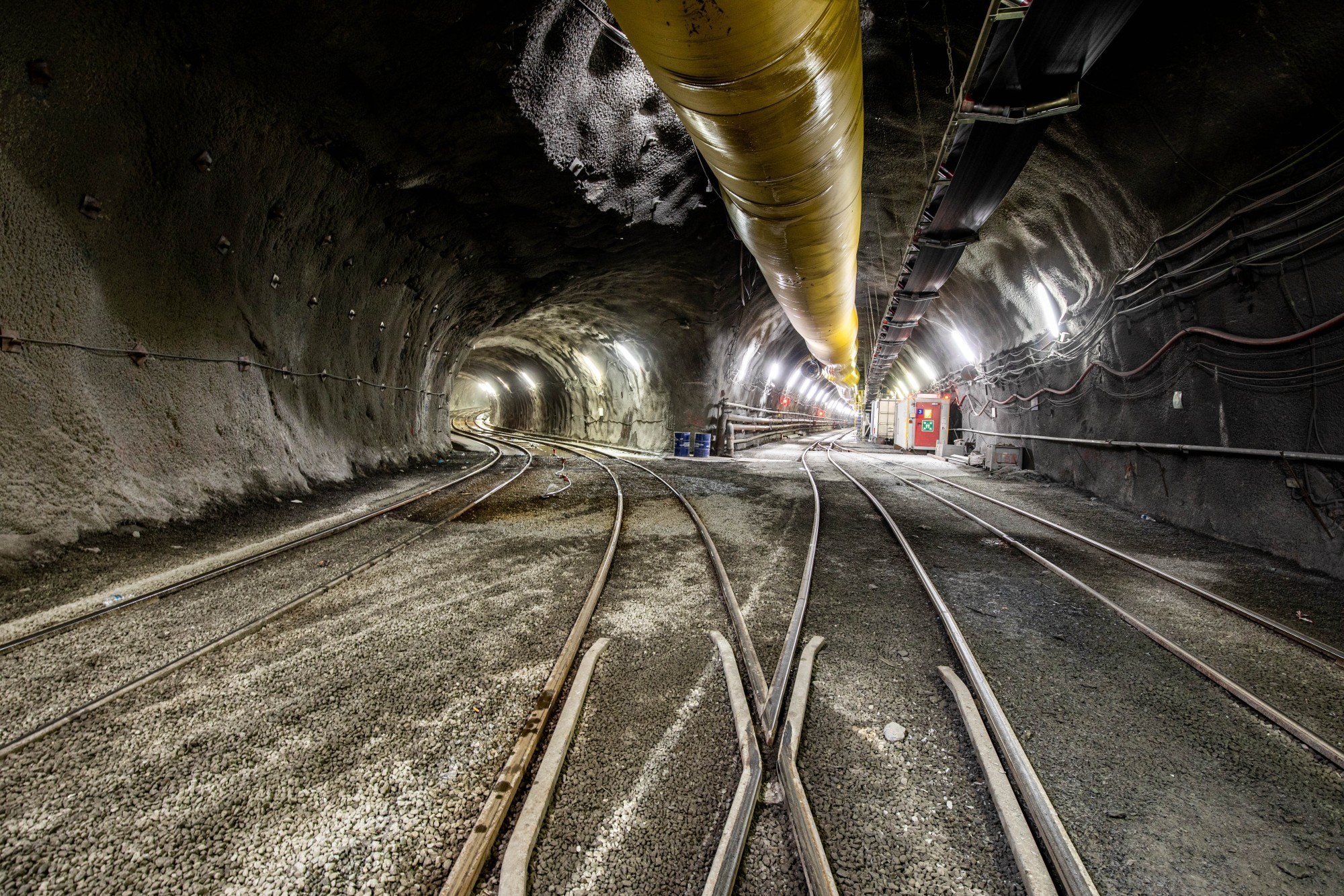 Vue de la galerie de reconnaissance du tunnel de base du Brenner et du tunnel de dérivation vers les tubes principaux.