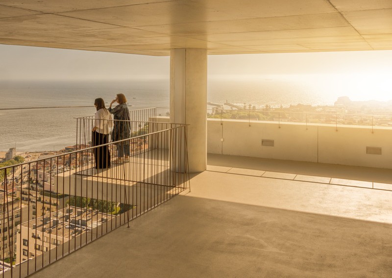 Conçues comme des balcons en spirale à 360 degrés, les terrasses de la tour enveloppent chaque étage dans un mouvement fluide, donnant à la tour une silhouette en rotation visible depuis la rue.
