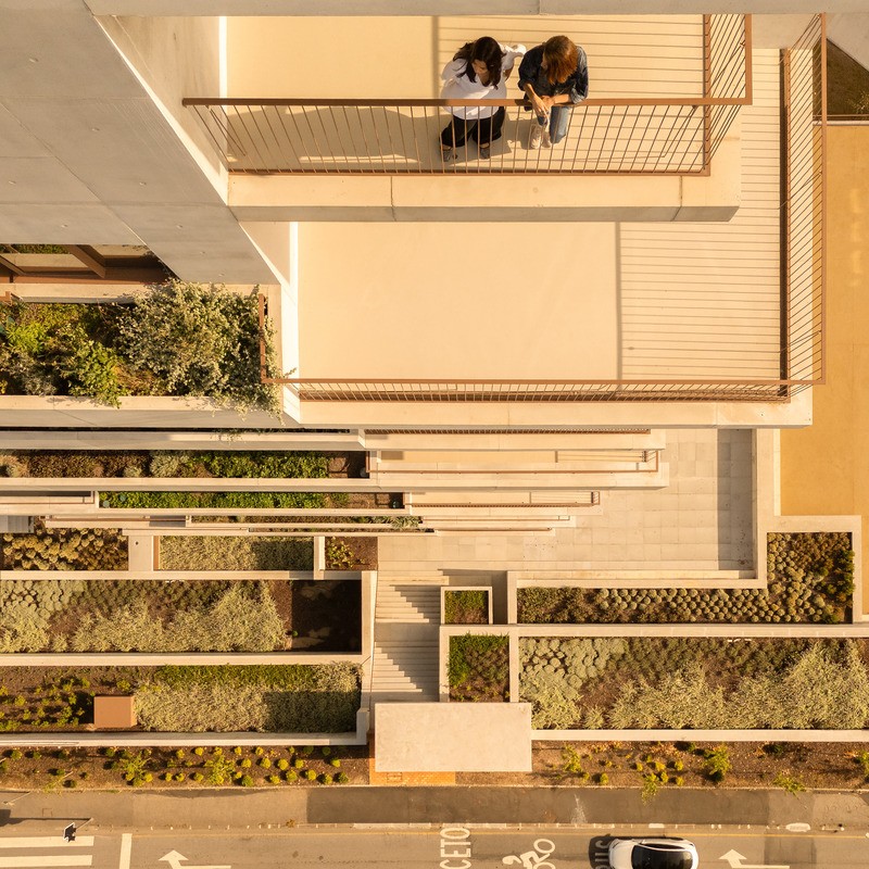Chaque terrasse  s’ouvre sur un jardin suspendu, offrant un espace extérieur privé et verdoyant au cœur de Porto.