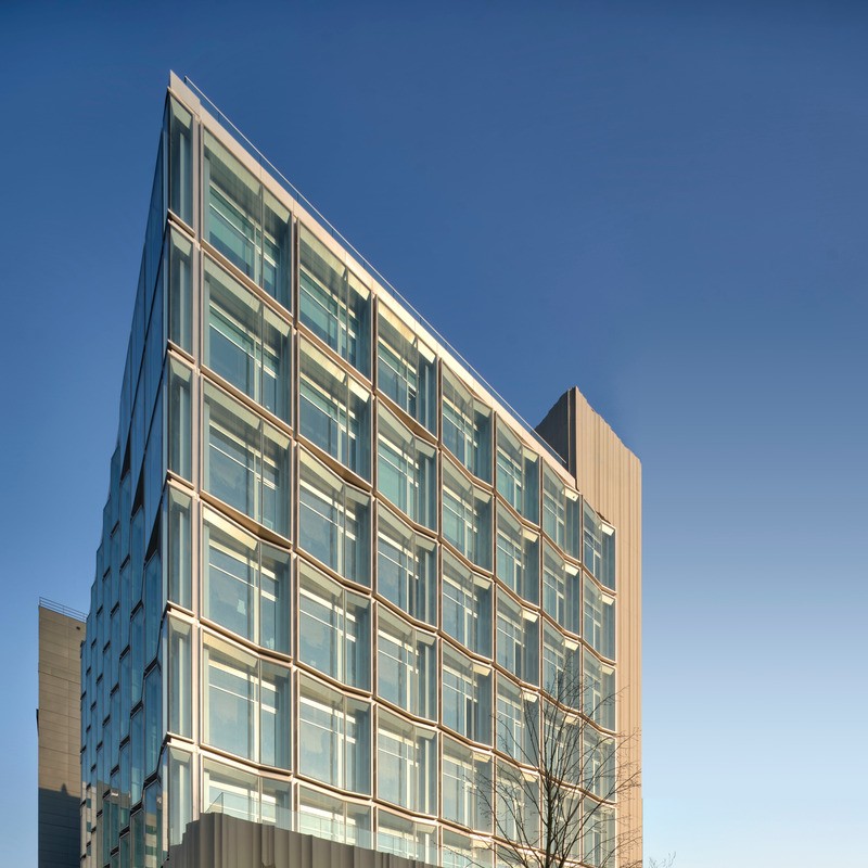 Quartz Plaza, conçu par Salon Alper Derinbogaz, est un bâtiment commercial durable qui reflète les strates géologiques et les qualités cristallines du site à travers sa façade à double peau.