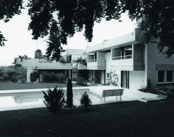 La villa Nessim vue depuis le jardin avec la piscine au premier plan.