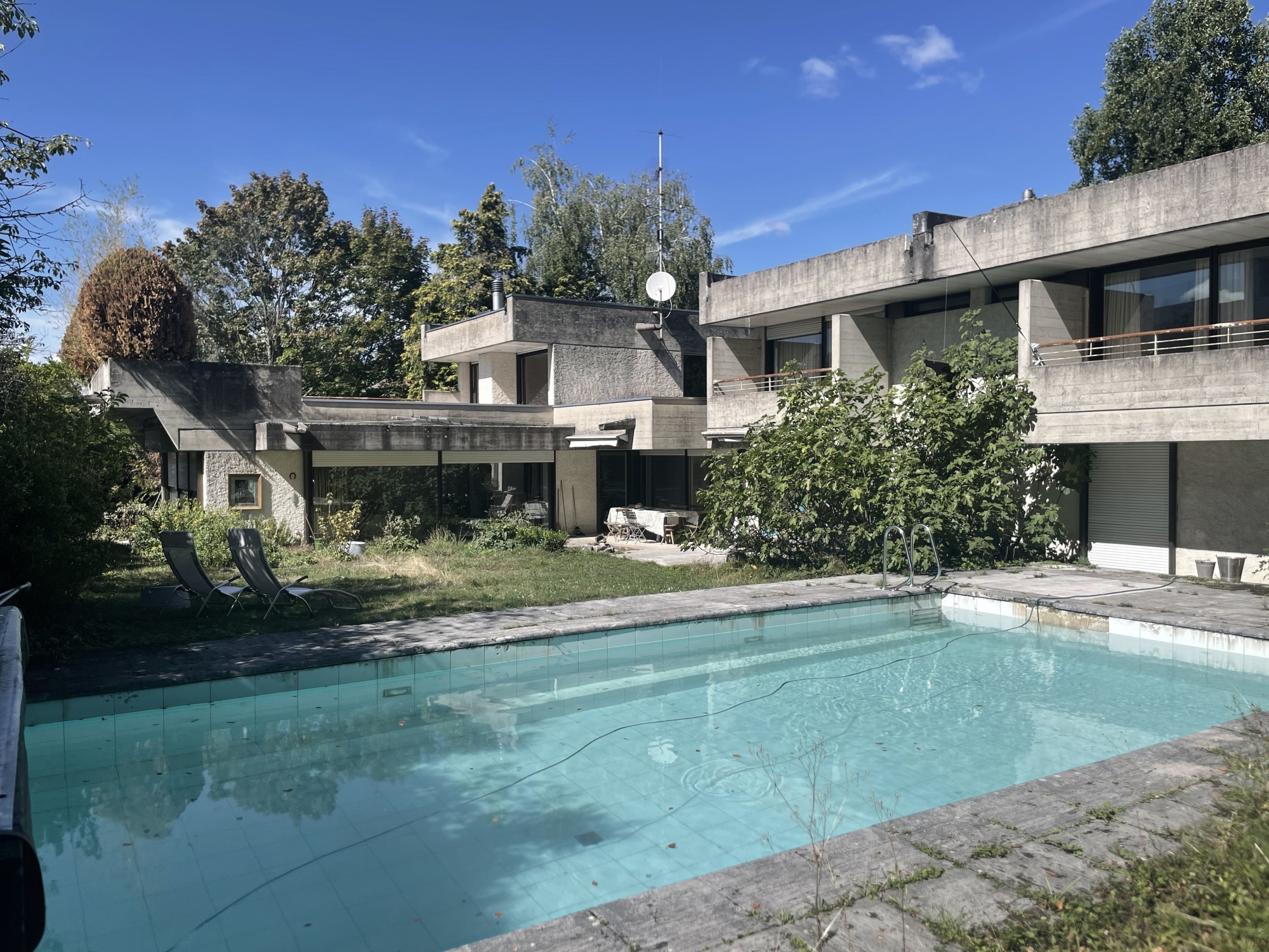 La villa brutaliste Nessim, telle qu’elle apparaît aujourd’hui au bord du Léman.