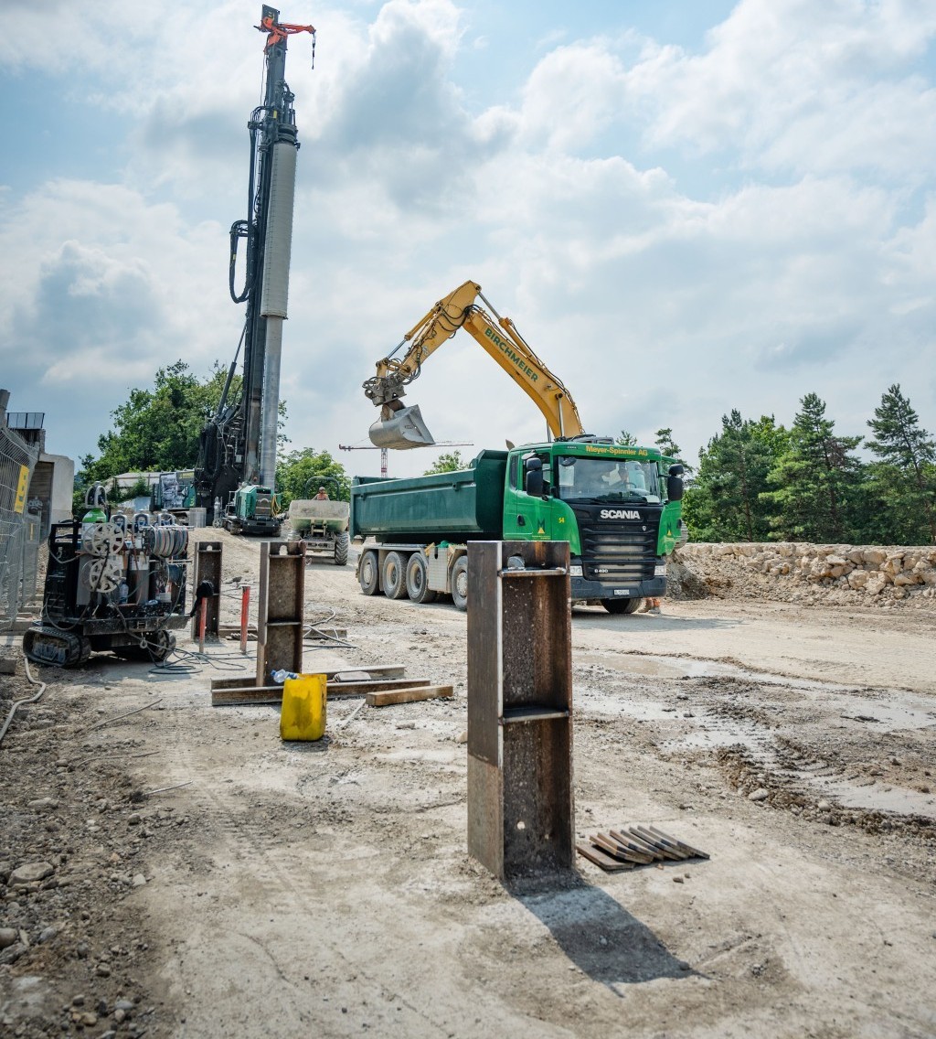 Vue sur le chantier près du fossé Erdbeergraben: dans le cadre des travaux préparatoires, des ancrages sont actuellement installés pour assurer la stabilisation.