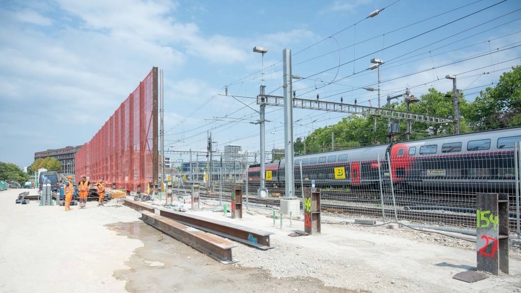 Un échafaudage de protection a été installé en bordure des voies ferrées.