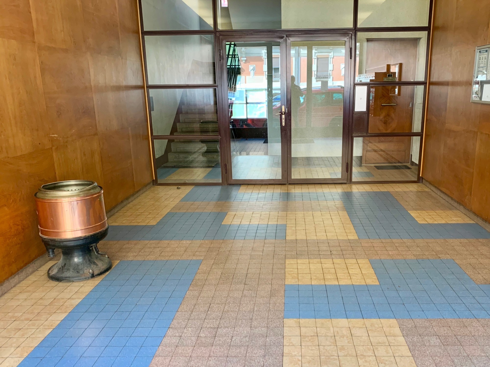Les halls d’entrée, avec leurs finitions soignées, sont restés remarquablement intacts.