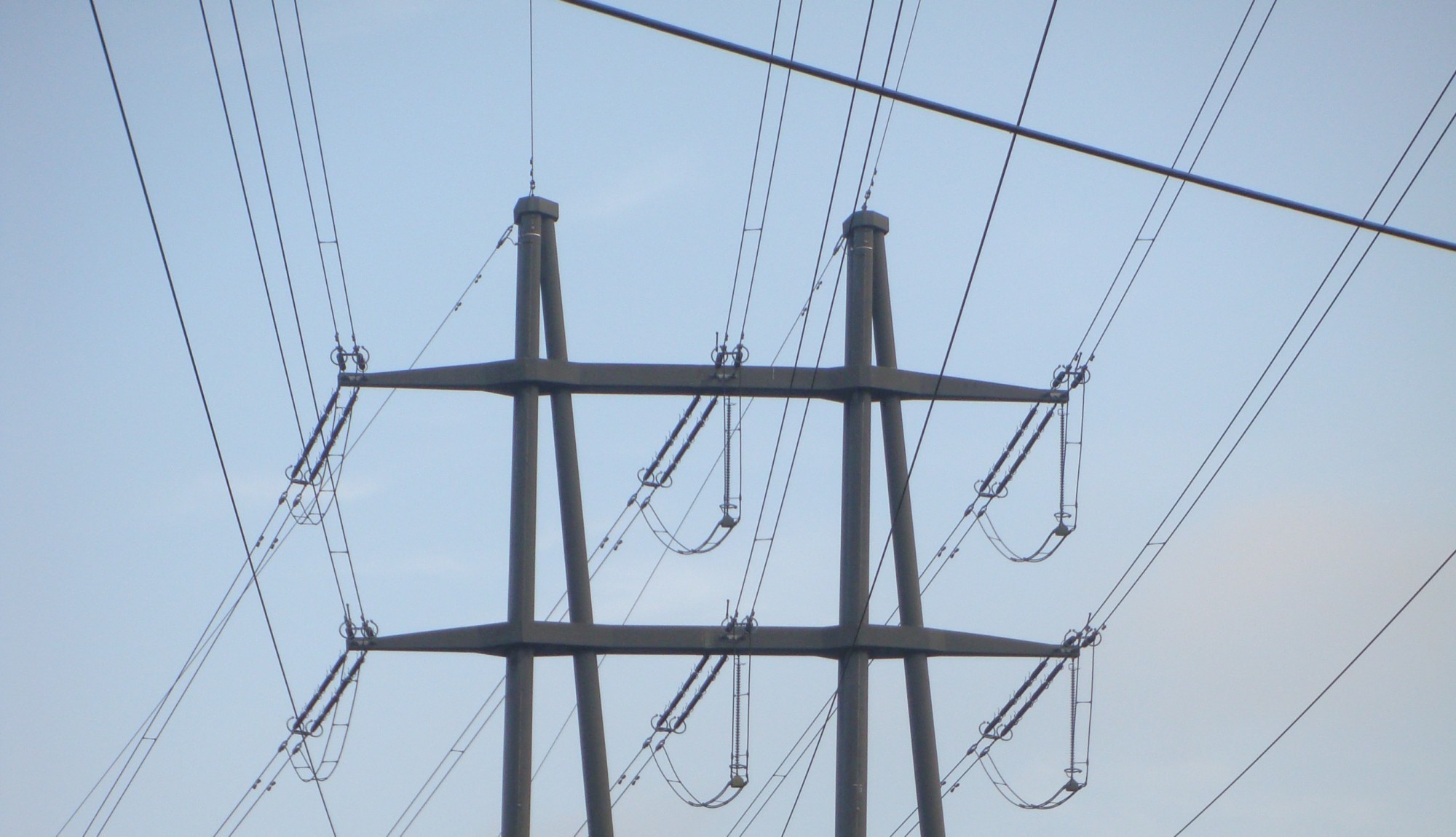 Sur la base de la stratégie énergétique 2025, la Suisse mise sur le développement de l'énergie hydraulique. La capacité doit être augmentée pour transporter l'électricité vers le Mittelland.