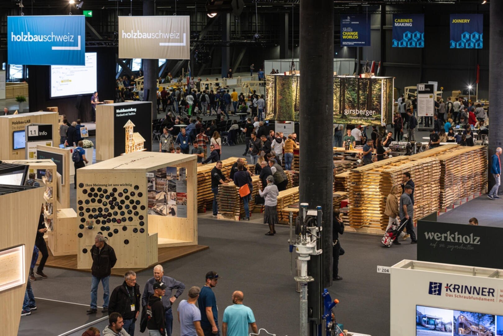 Du 14 au 18 octobre, plus de 30'000 professionnels afflueront à Bâle pour le plus important rendez-vous suisse de la branche. Holz offre un aperçu des produits, solutions et thèmes actuels, tourné vers l'avenir, axé sur l'expérience et la qualité.
