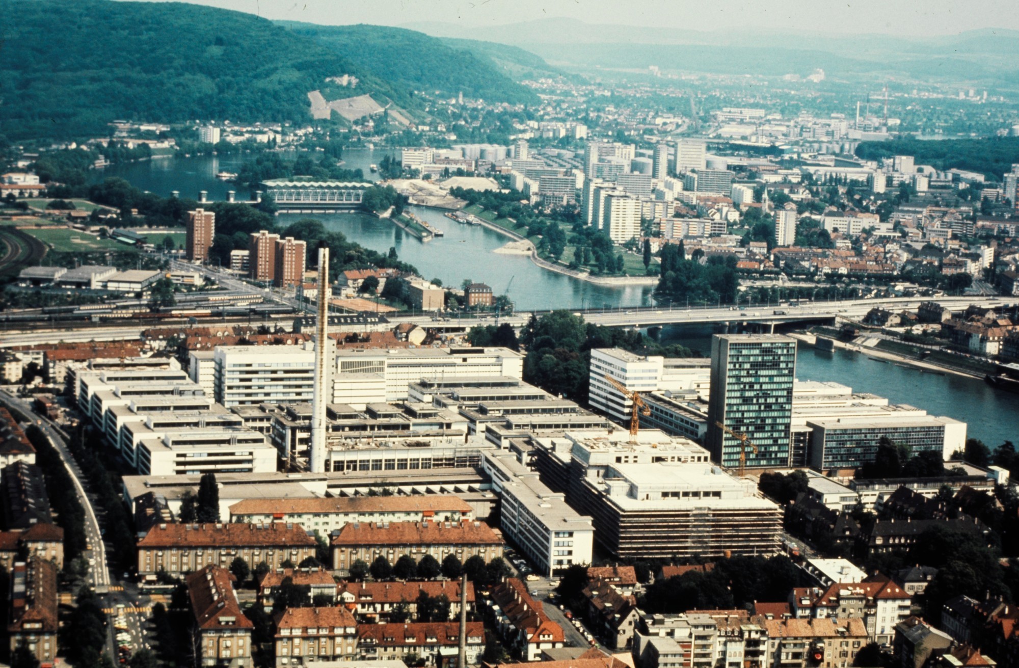 Vue aérienne du site Roche avec le bâtiment 52 (en bas à droite), fin des années 90 - début des années 2000. Avec ses 62 m de hauteur, il était un point de repère du site. Aujourd'hui, il disparaît presque entre les autres bâtiments, dont les deux tours d