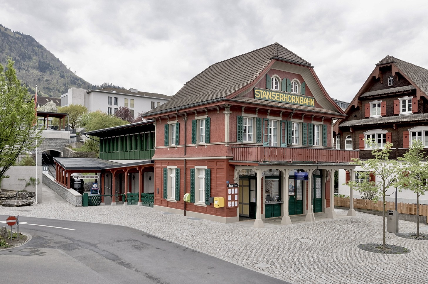 Le funiculaire du Stanserhorn a été récompensé par le Prix solaire européen 2025 dans la catégorie «Transport et mobilité», saluant son engagement exemplaire en faveur de l’énergie positive et de la mobilité durable.