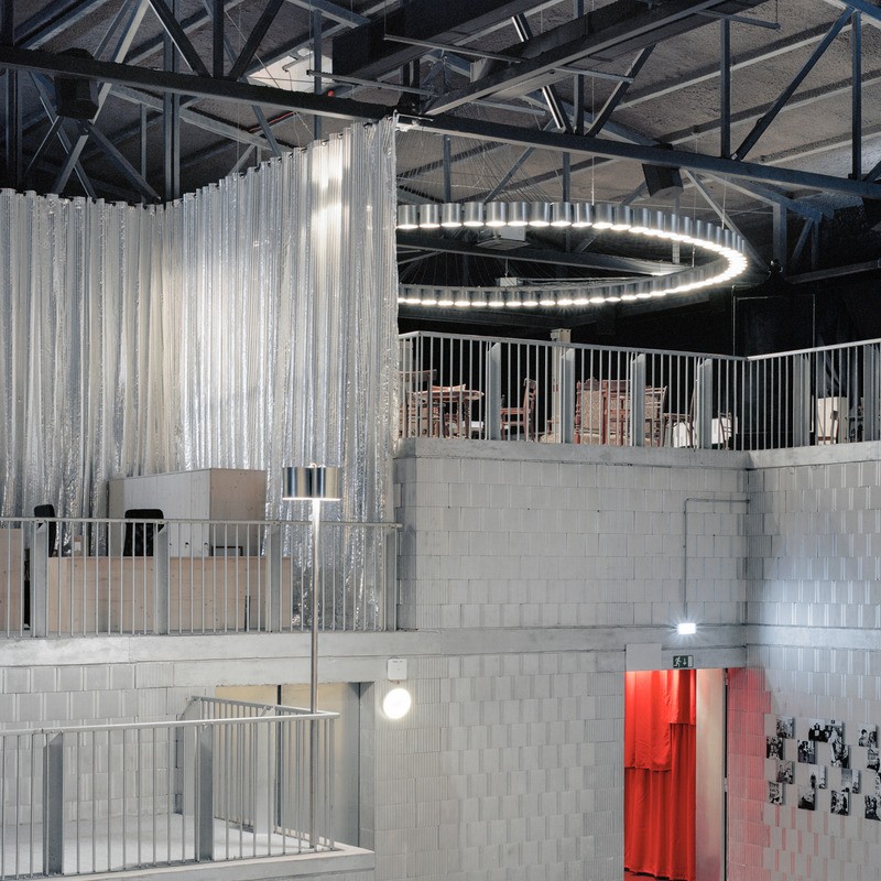 Vidic Grohar Arhitekti a conçu un lieu d'accueil temporaire pour le Théâtre national slovène à Ljubljana, transformant un ancien bâtiment industriel en un espace théâtral durable et modulable.