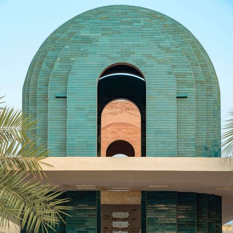 Le tombeau Shafagh à Ardakan, en Iran, transforme l’architecture sacrée en un espace public célébrant la liberté d’expression.