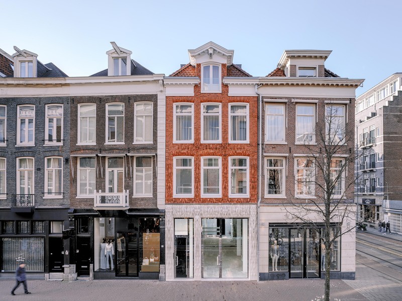 Studio RAP a conçu une façade ondulée en carreaux de céramique imprimés en 3D sur la Hooftstraat à Amsterdam.