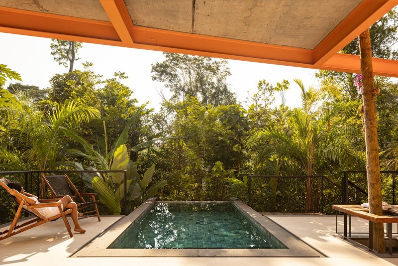Une piscine est intégrée au paysage et conçue pour se fondre dans l'environnement naturel amazonien.