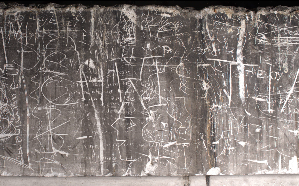 Les 700 graffitis découverts sont pour la plupart enchevêtrés.