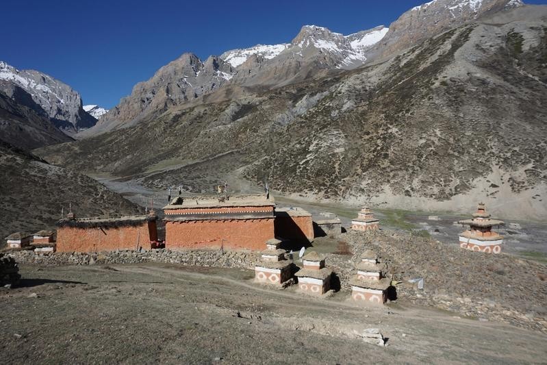 Fondé au XVIIe siècle, le monastère de Shey Sumdo est un important centre religieux situé au bord du lac Phoksundo, dans la région d'Oberdolpo.