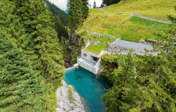 La prise d'eau de la centrale électrique s'intègre harmonieusement dans l'environnement naturel.