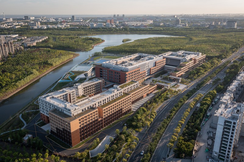 Le prestigieux lycée de Shanghai construit un nouveau campus dans le corridor vert de Lingang, bordé par la route et l’eau. Ce projet suscite un vif intérêt en tant que modèle potentiel d’aménagement scolaire.