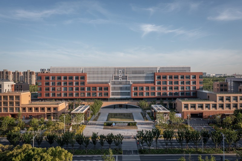 Longmen Study City désigne un campus compact et polyvalent, regroupant espaces éducatifs, résidentiels et communautaires au sein d’une structure urbaine dense.