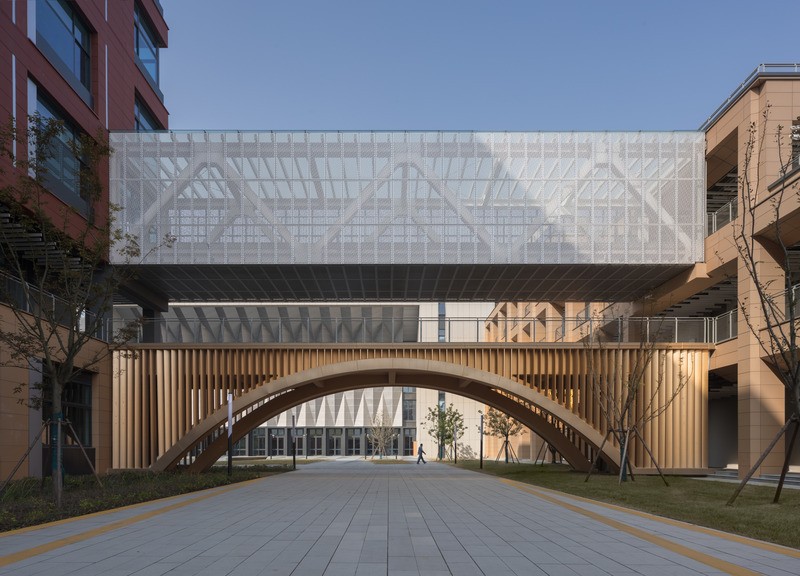 Les cours et les ponts tissent un réseau reliant les espaces éducatifs, artistiques et résidentiels, et donnent au campus son rythme et sa cohérence.