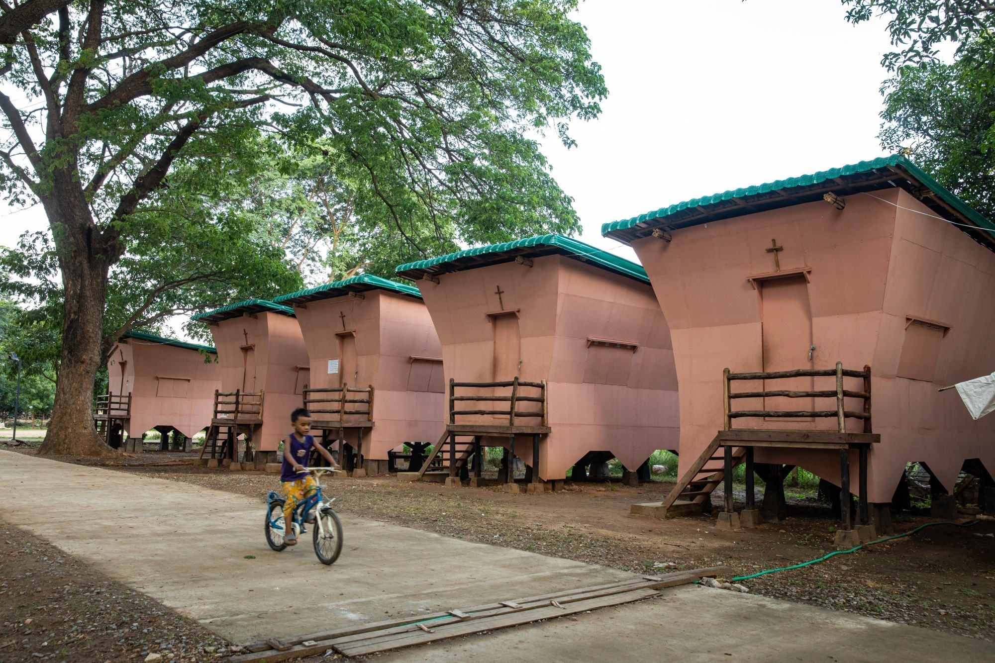 Cette rangée de maisons en bambou fait partie d'un camp destiné aux personnes qui ont perdu leur logement, au Myanmar.