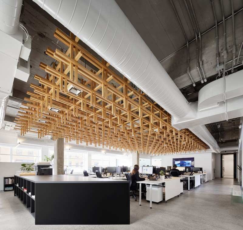 La chaleur du bois diffuse la lumière naturelle et artificielle et maximise le confort, tant pour l'agrandissement que pour le plafond du rez-de-chaussée.