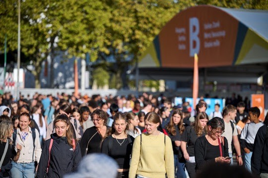 En partenariat avec ses acteurs, SwissSkills organise les championnats des métiers, valorise l’apprentissage et promeut les jeunes talents en Suisse et à l’international. En 2029, l’événement se tiendra pour la première fois à Saint‑Gall, en parallèle des
